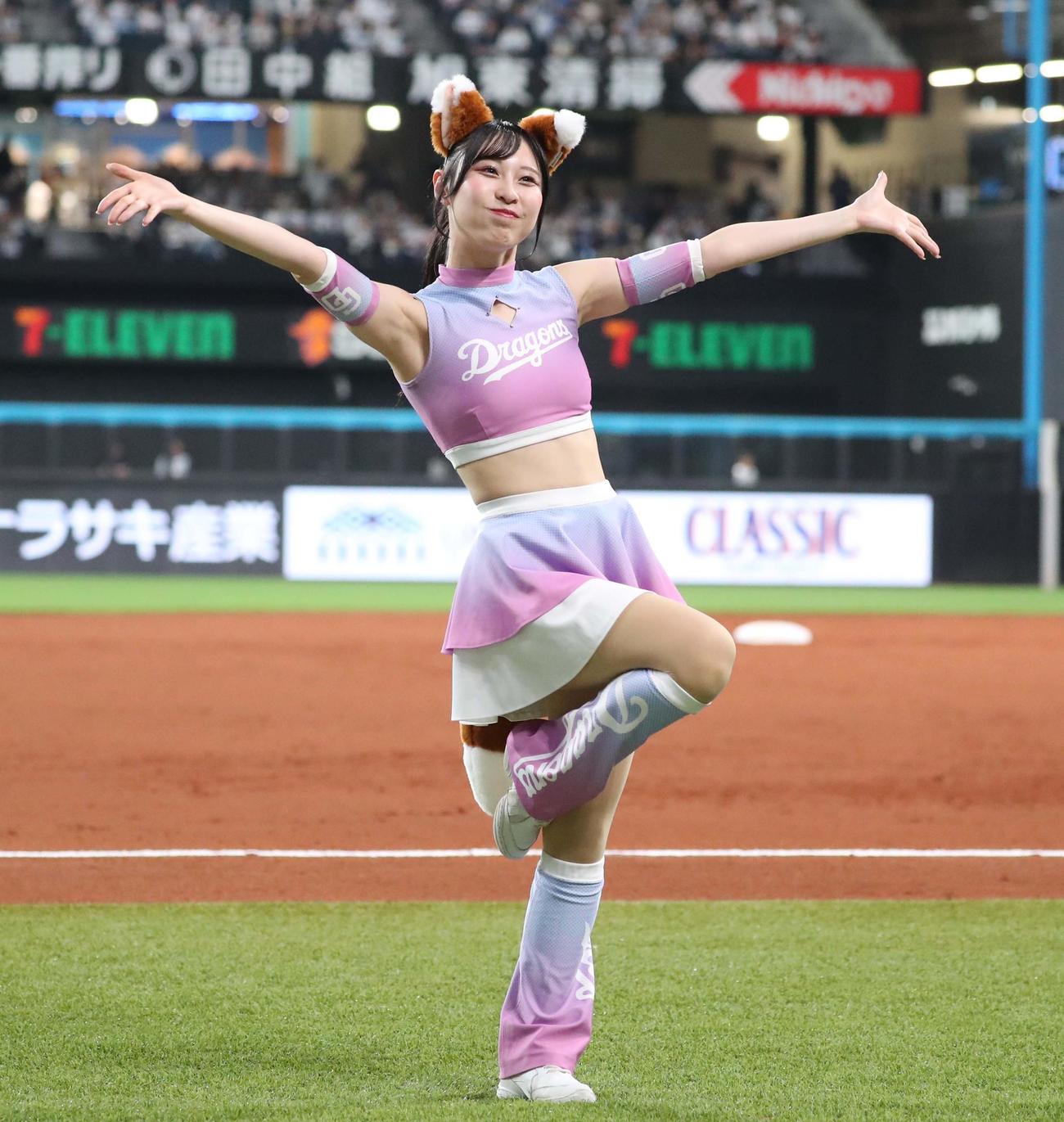 日本ハム対中日　きつねダンスを踊るチアドラゴンズ（撮影・黒川智章）