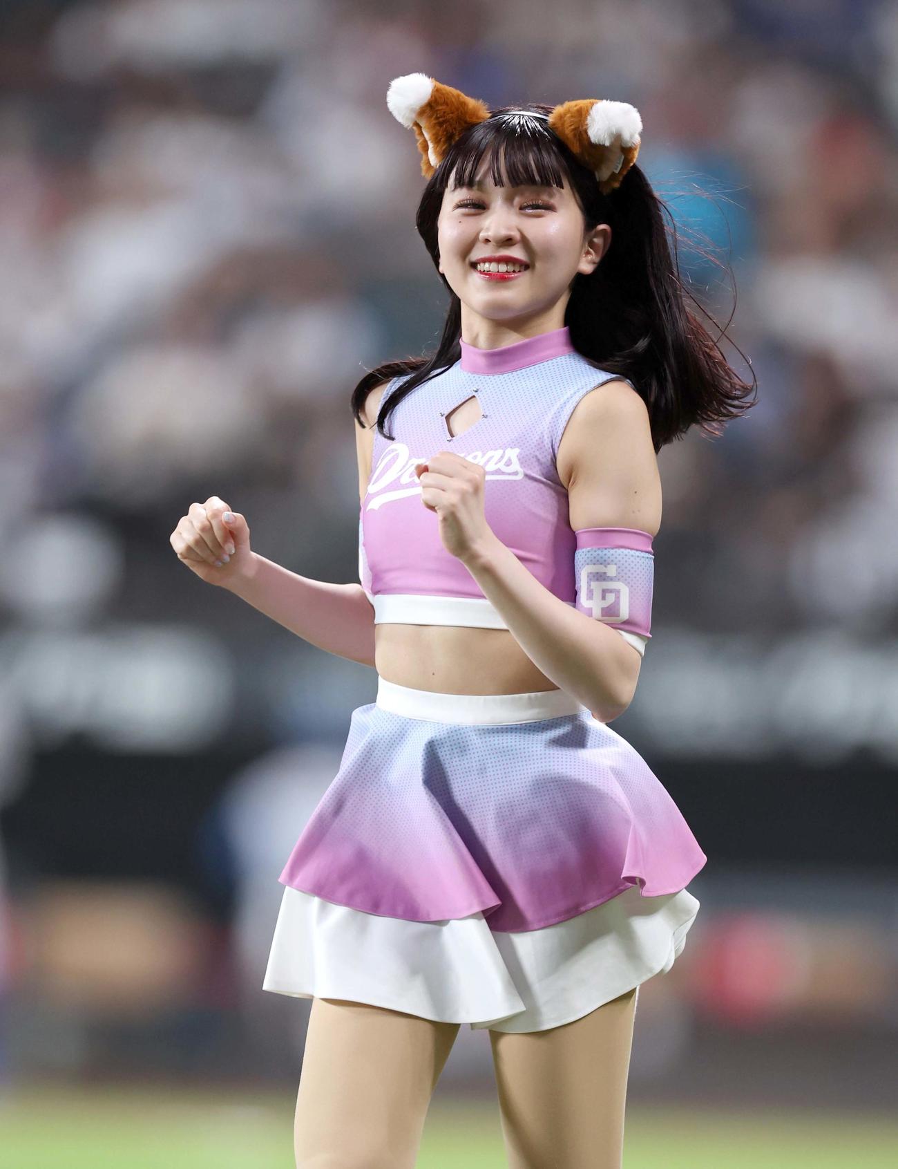日本ハム対中日　きつねダンスを踊るチアドラゴンズ（撮影・黒川智章）