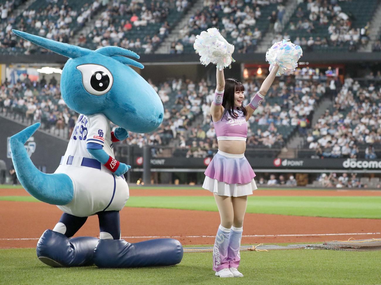 日本ハム対中日　　エスコンフィールド北海道で踊るチアドラゴンズとシャオロン（撮影・黒川智章）
