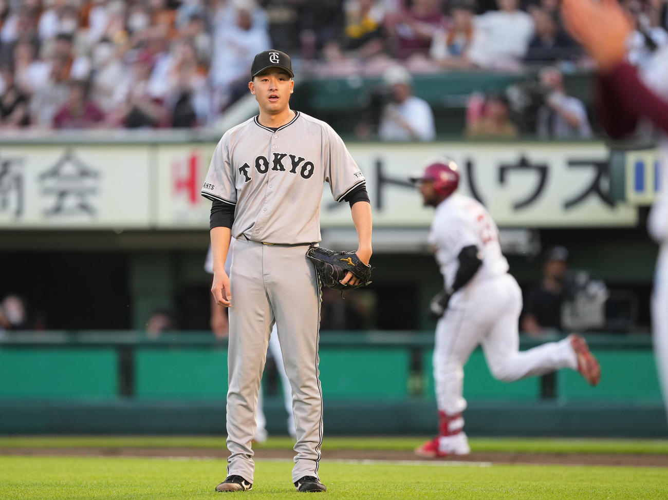 楽天対巨人　1回裏楽天2死二、三塁、フランコ（後方）に3点本塁打を打たれ、肩を落とす堀田（撮影・菅敏）