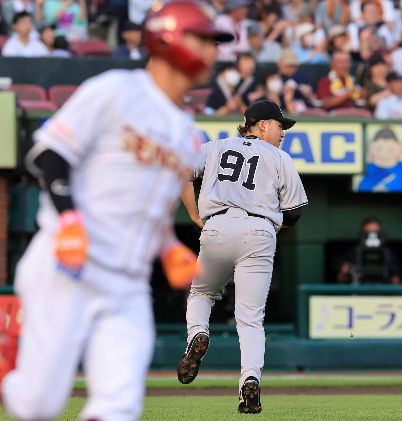 楽天対巨人　1回裏楽天1死一塁、渡辺佳（手前）右前打を許し、カバーに走る堀田（撮影・浅見桂子）