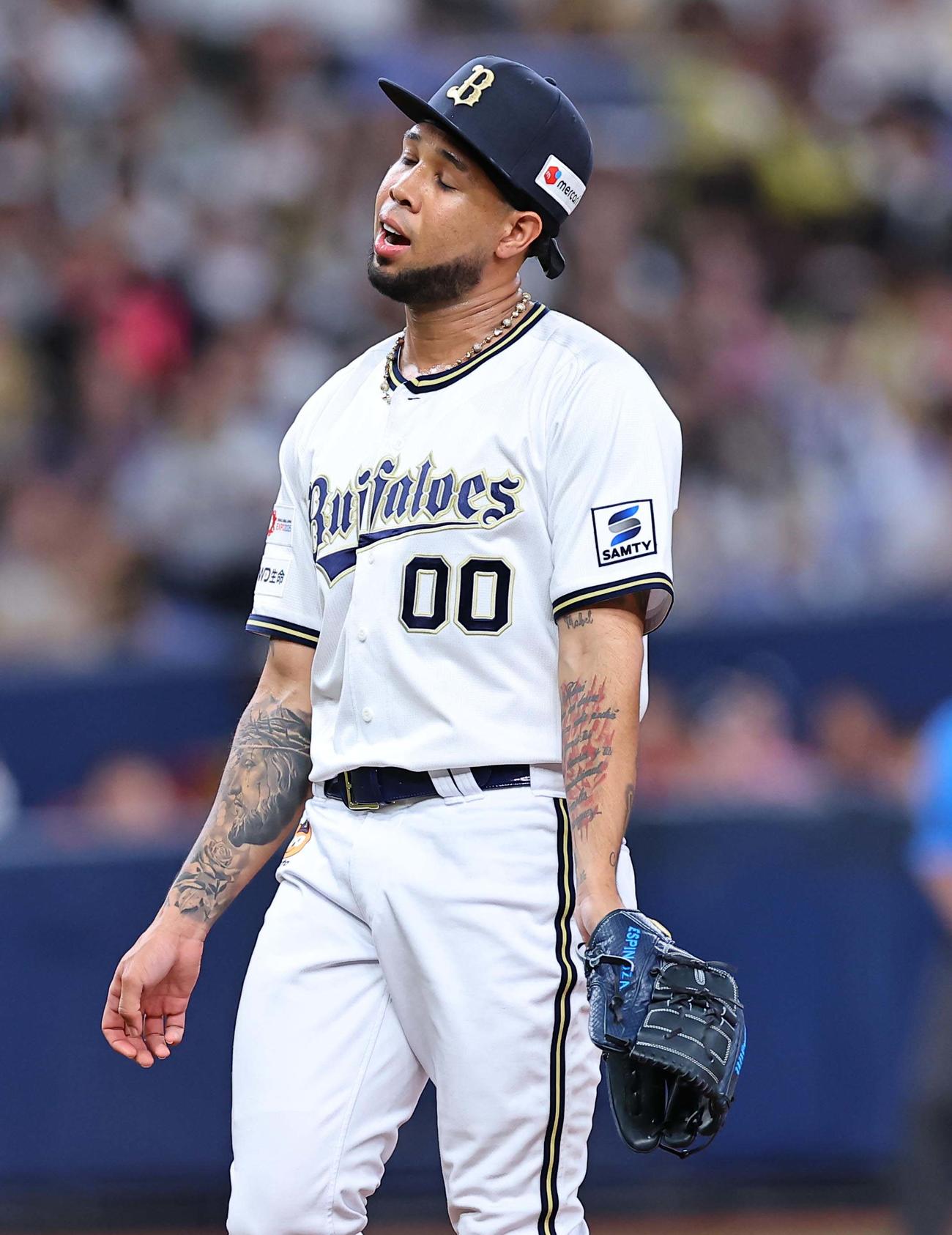 オリックス対阪神　3回表阪神2死、エスピノーザは坂本誠志郎にファウルで粘られる（撮影・上田博志）