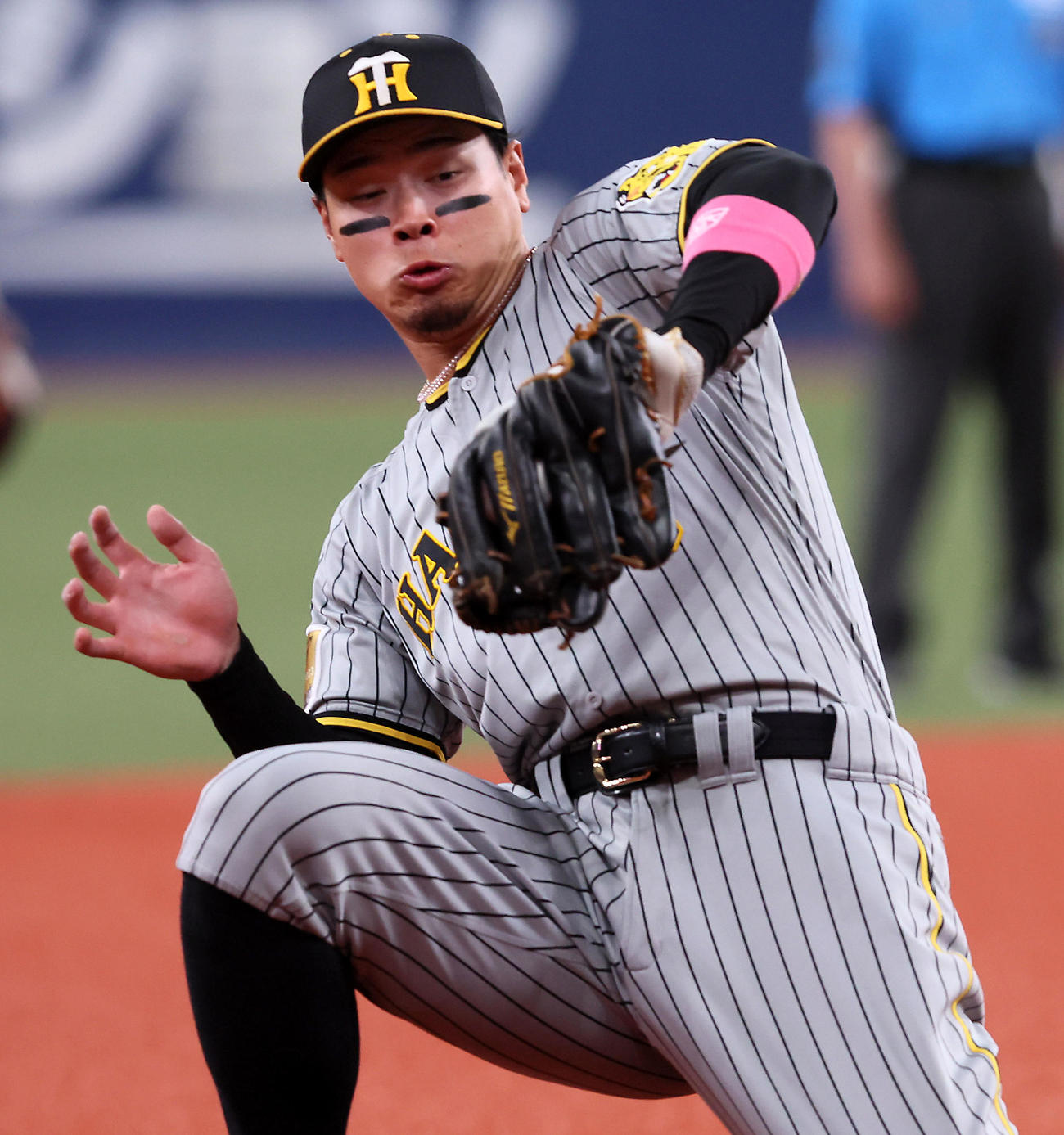 オリックス対阪神　1回裏オリックス無死、佐藤輝は中川の打球を捕球する（撮影・加藤哉）