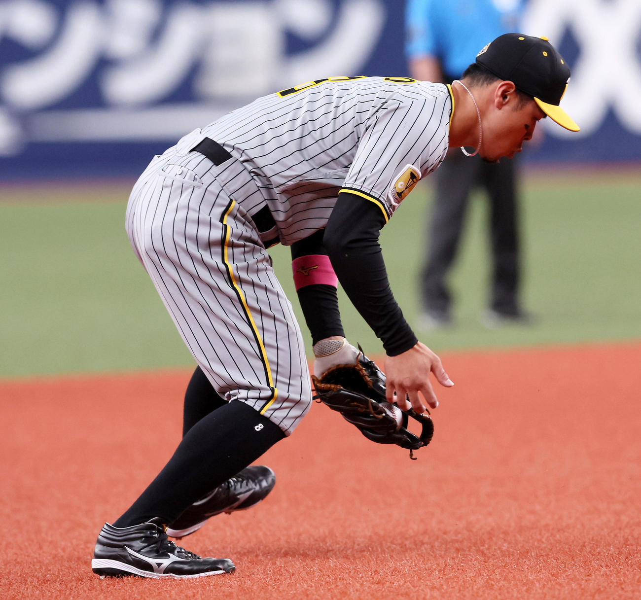 オリックス対阪神　1回裏オリックス2死、佐藤輝は太田の打球を捕球する（撮影・加藤哉）