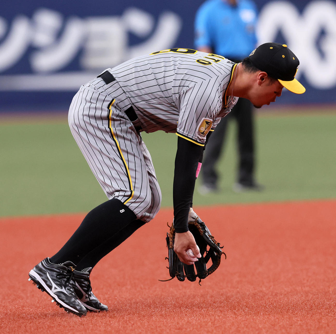オリックス対阪神　1回裏オリックス2死、佐藤輝は太田の打球を捕球する（撮影・加藤哉）