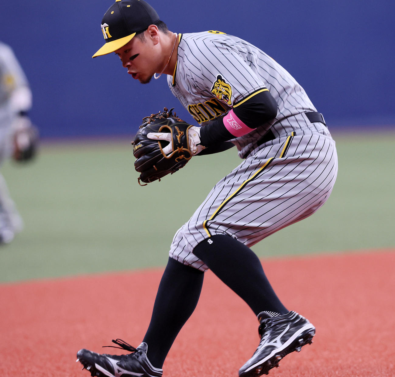 オリックス対阪神　3回裏オリックス1死、佐藤輝は頓宮の打球を捕球する（撮影・加藤哉）