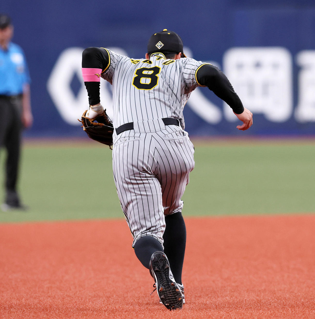 オリックス対阪神　3回裏オリックス2死、佐藤輝は若月の打球を捕球する（撮影・加藤哉）