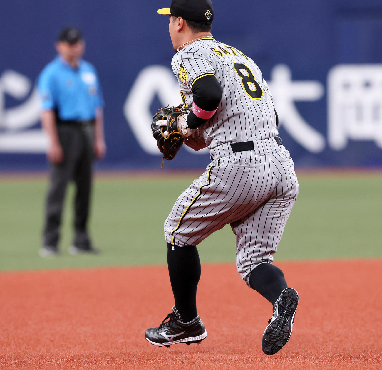 オリックス対阪神　3回裏オリックス2死、佐藤輝は若月の打球を捕球し回転して送球（撮影・加藤哉）