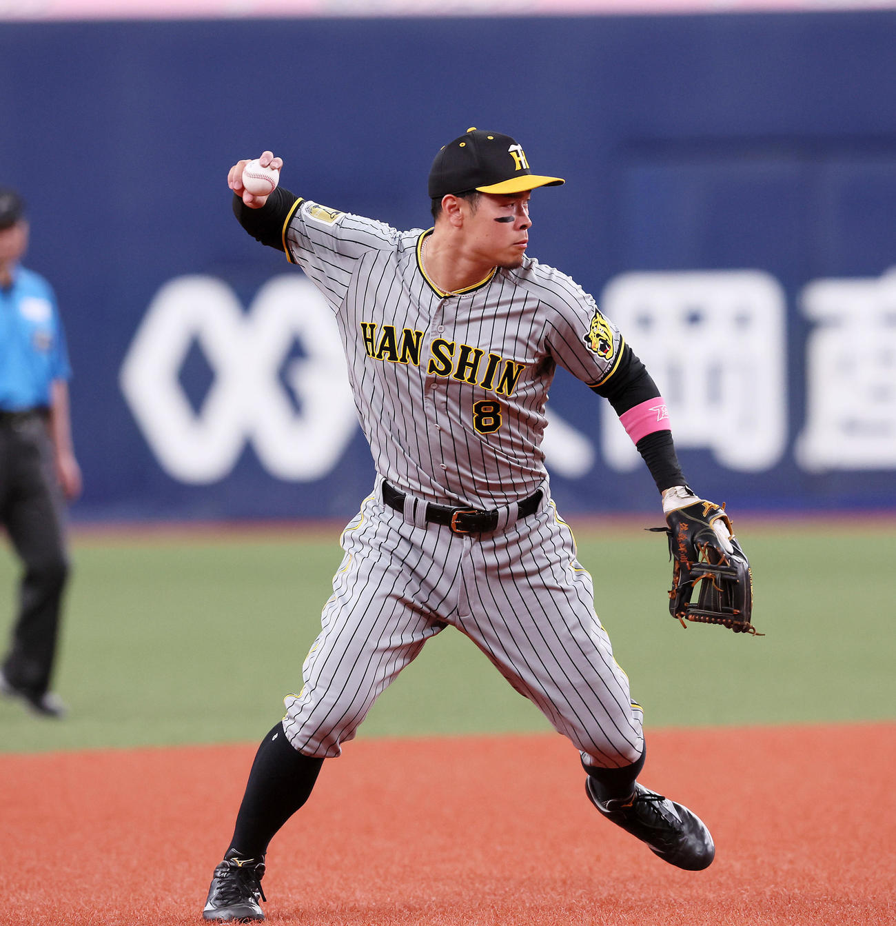 オリックス対阪神　3回裏オリックス2死、佐藤輝は若月の打球を捕球し回転して送球（撮影・加藤哉）
