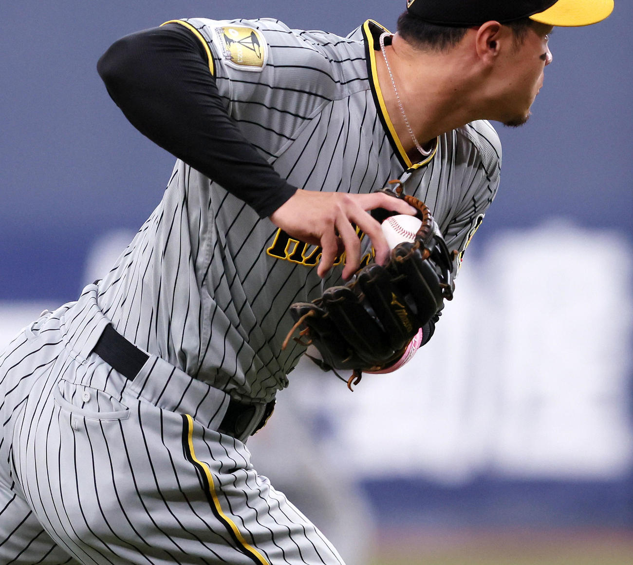 オリックス対阪神　4回裏オリックス無死、佐藤輝は中川の打球をきちんと握れず内野安打となる（撮影・加藤哉）