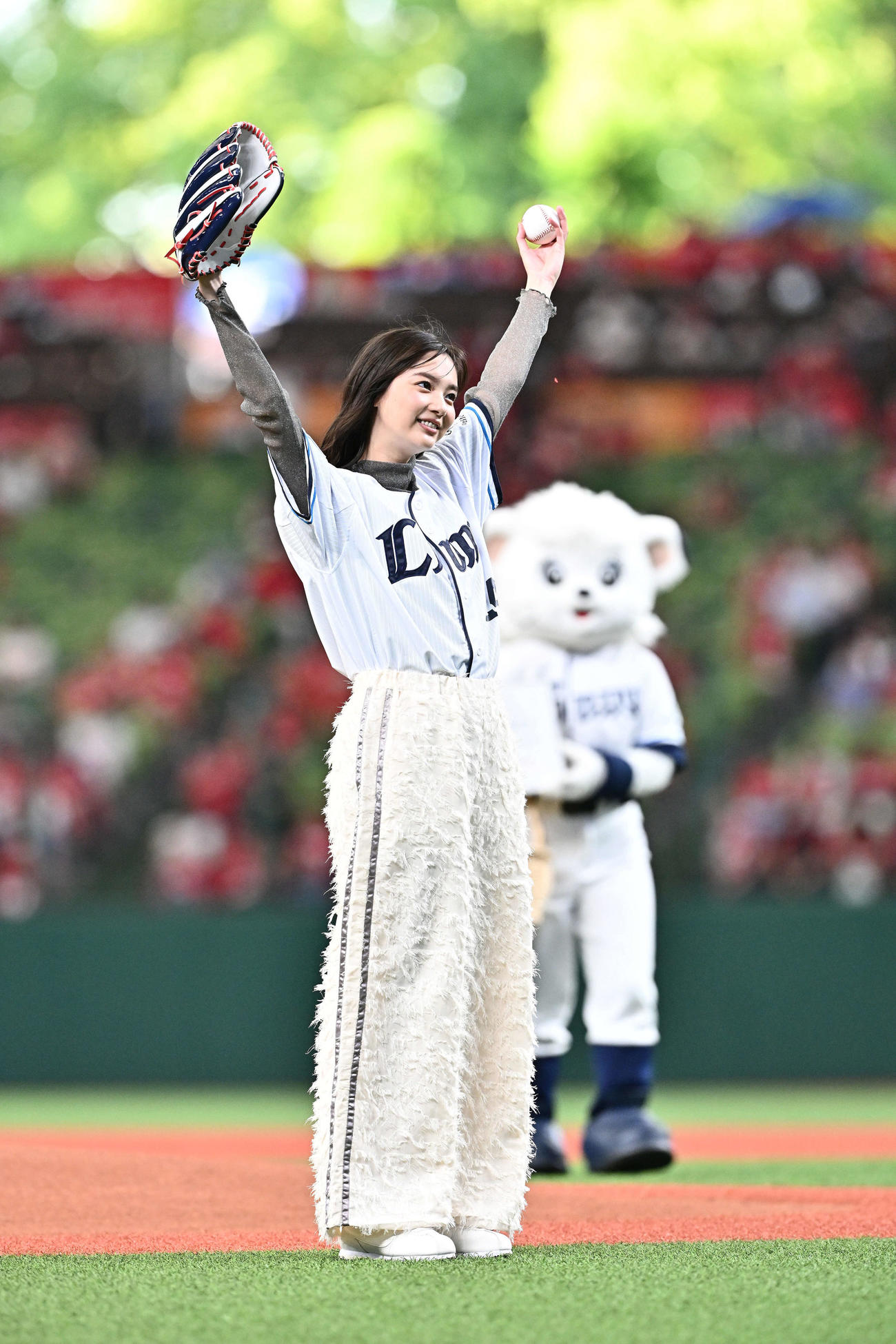 西武対広島　始球式に臨む新川優愛（撮影・滝沢徹郎）