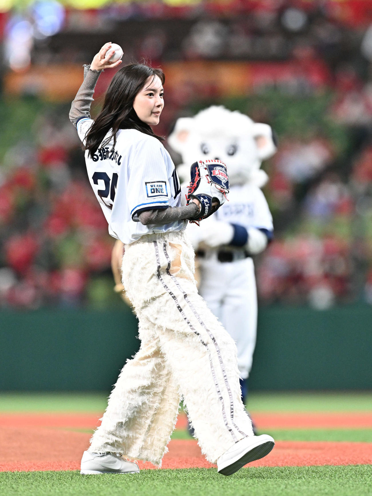 西武対広島　始球式で投球する新川優愛（撮影・滝沢徹郎）