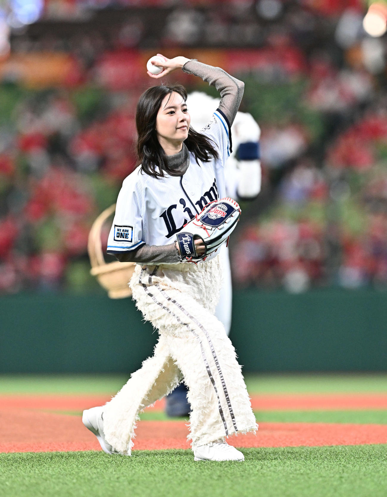 西武対広島　始球式で投球する新川優愛（撮影・滝沢徹郎）