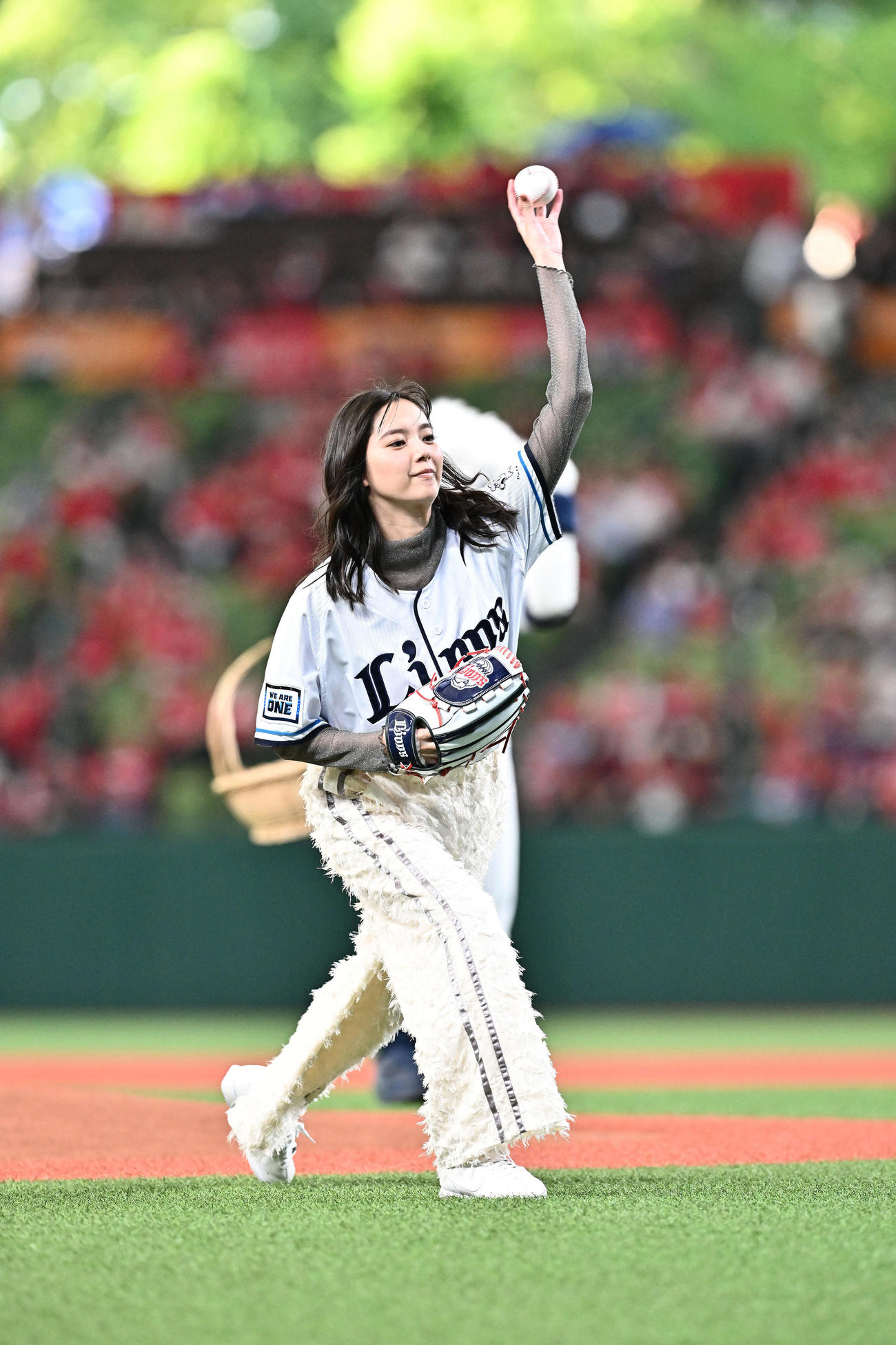 西武対広島　始球式で投球する新川優愛（撮影・滝沢徹郎）