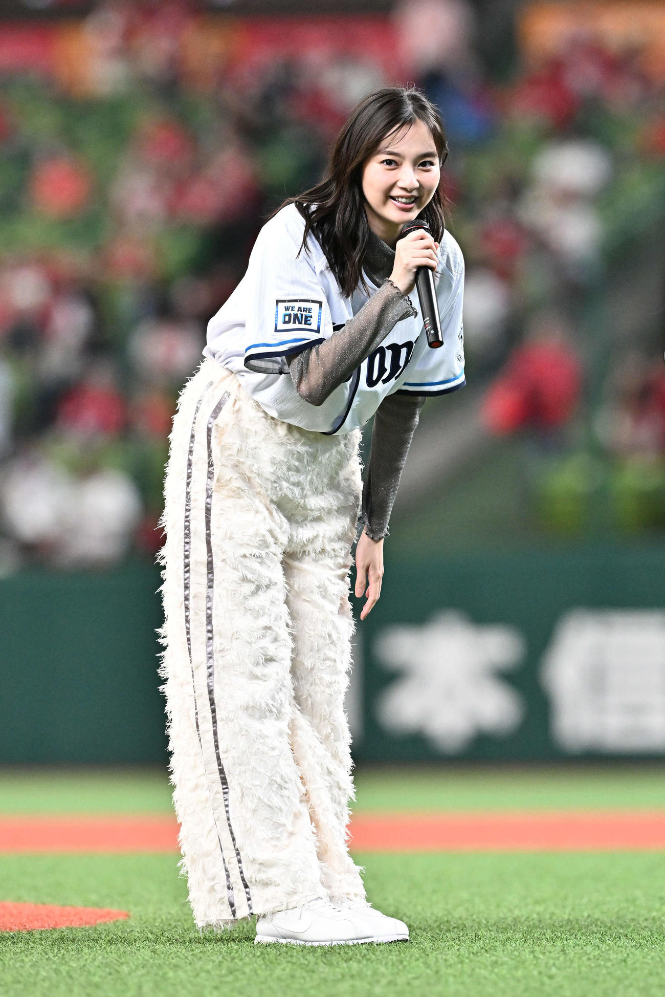 西武対広島　始球式に臨む新川優愛はあいさつする（撮影・滝沢徹郎）