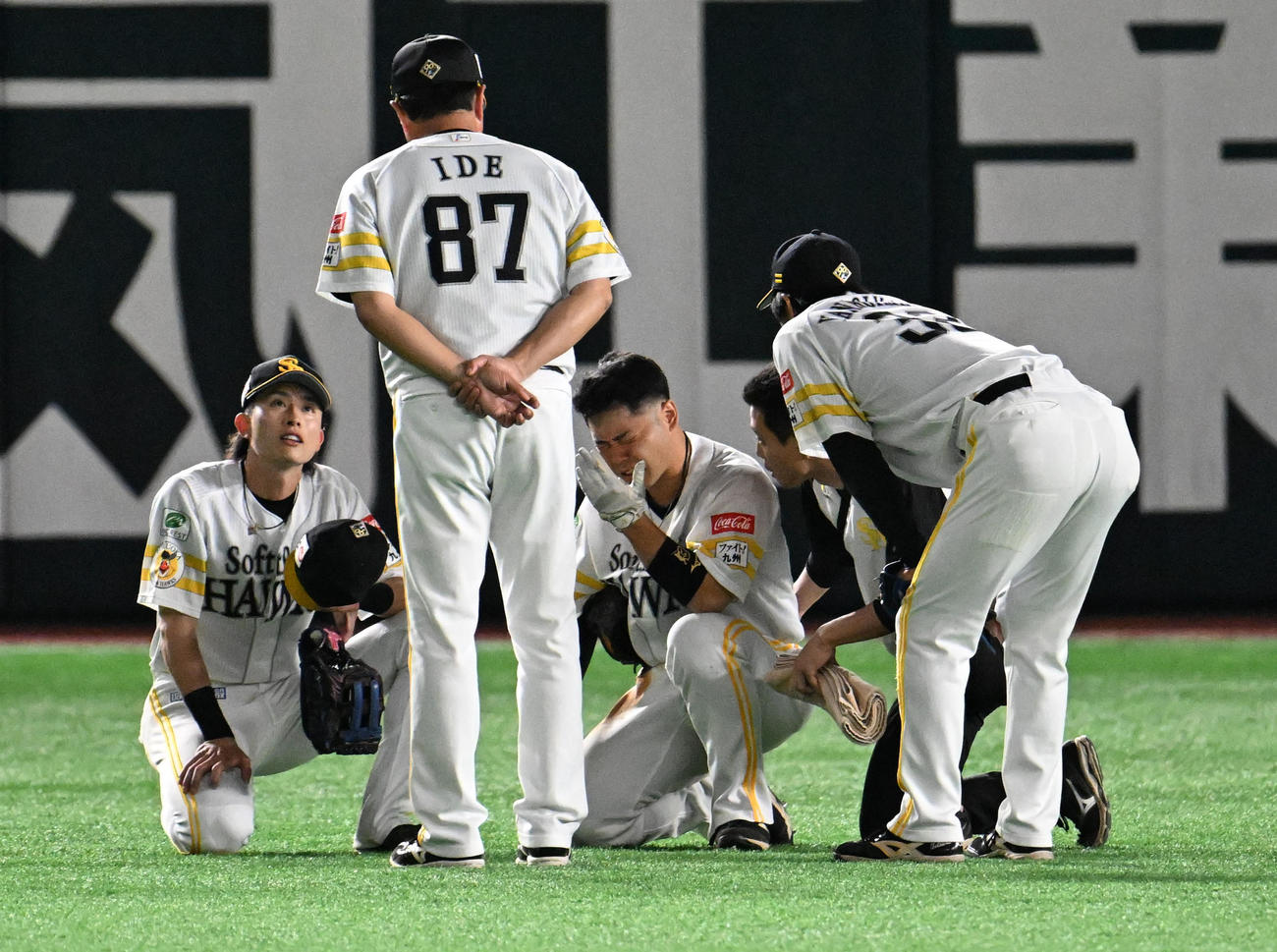 ソフトバンク対ヤクルト　4回表ヤクルト2死満塁、うずくまる近藤（中央）（撮影・林敢治）