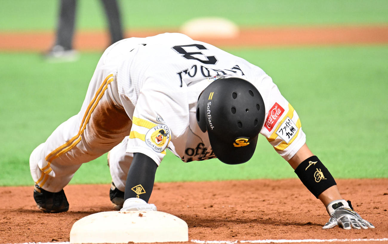 ソフトバンク対ヤクルト　2回裏2死一塁、打者中村晃のとき近藤は牽制アウト（撮影・林敢治）