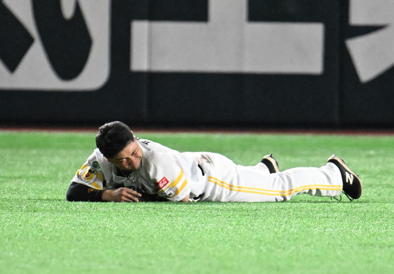 ソフトバンク対ヤクルト　4回表ヤクルト2死満塁、倒れ込む近藤（中央）（撮影・林敢治）