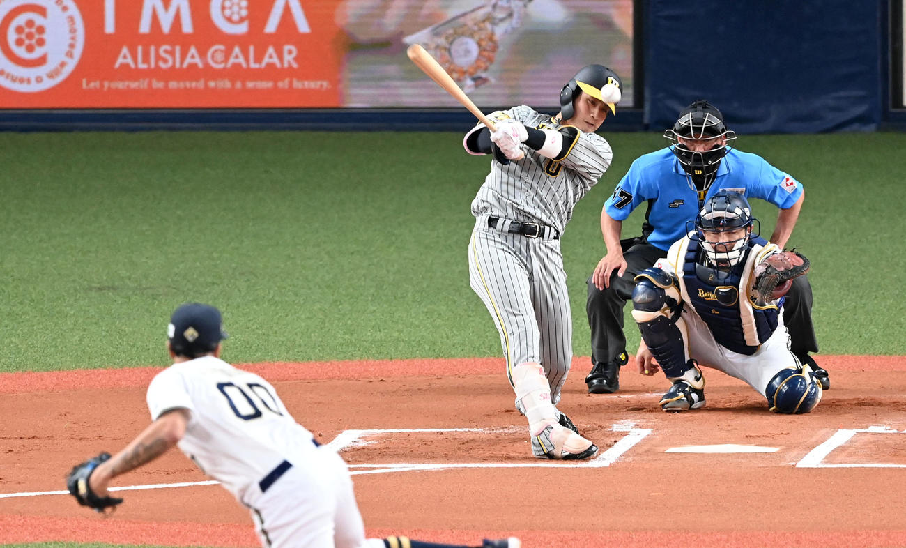 オリックス対阪神　6回表阪神1死、木浪は中前打を放つ。投手エスピノーザ（撮影・前岡正明）