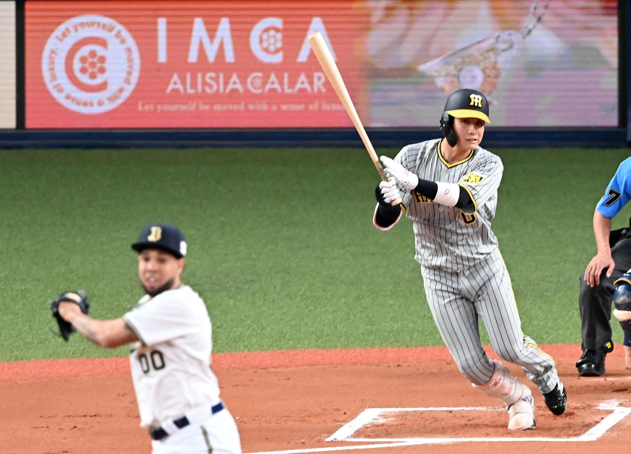 オリックス対阪神　6回表阪神1死、木浪は中前打を放つ。投手エスピノーザ（撮影・前岡正明）