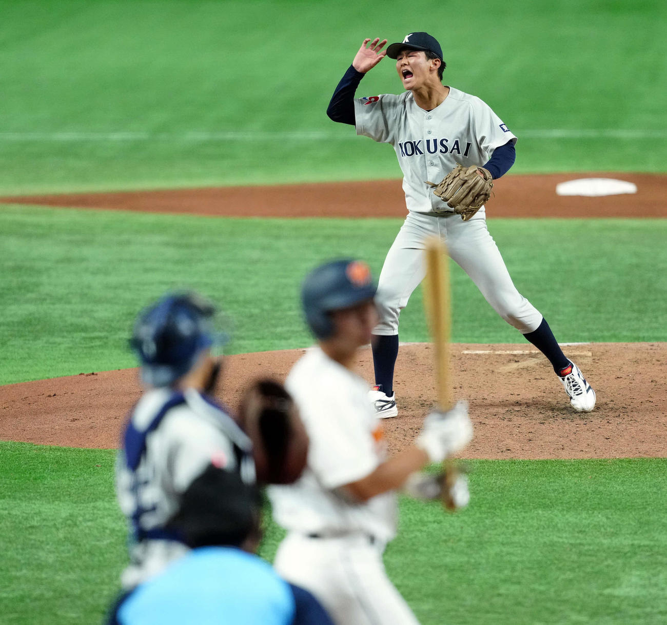 和歌山大対東日本国際大　4回表和歌山大2死、山田を空振り三振に打ち取りほえる阿字（撮影・たえ見朱実）