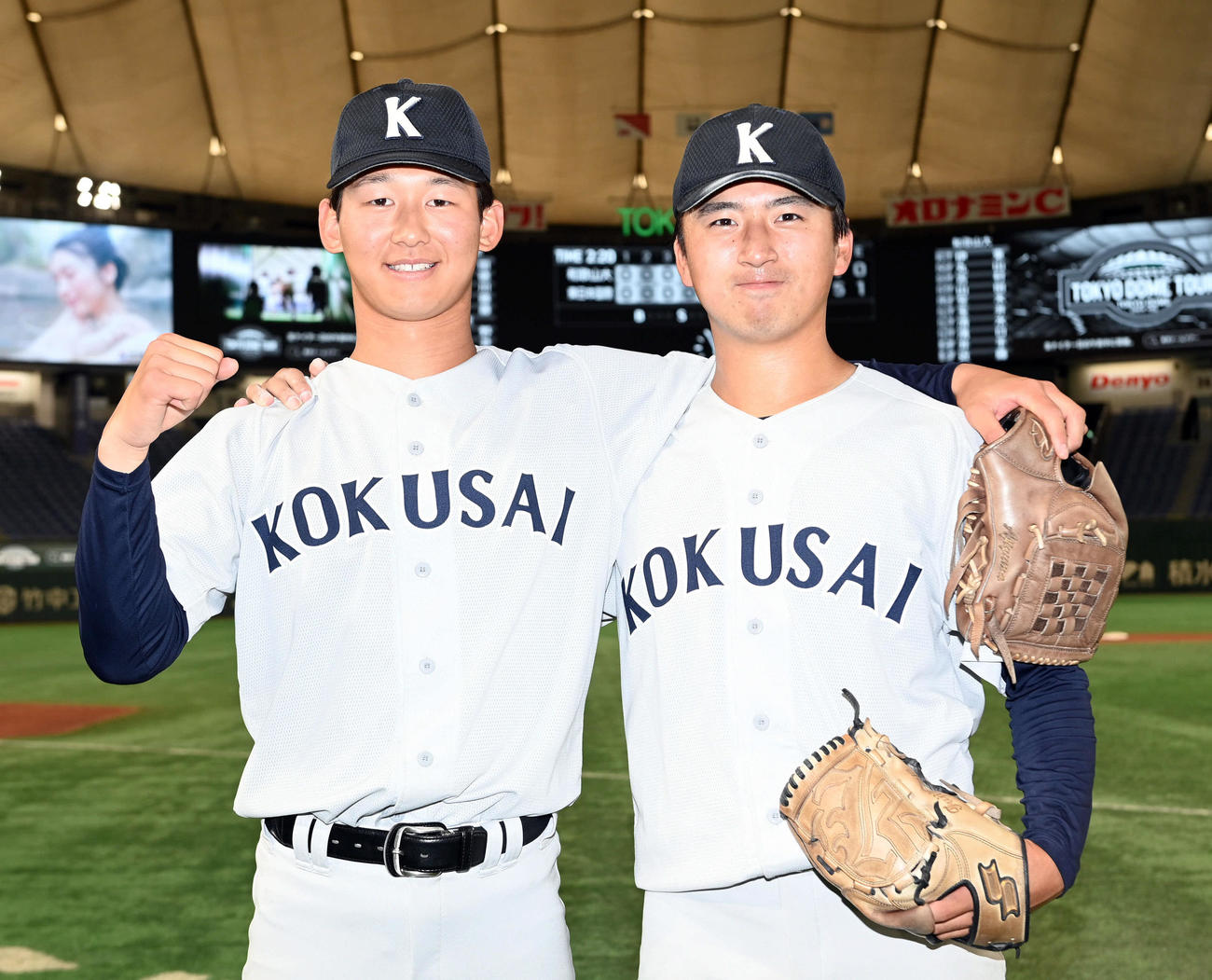 和歌山大対東日本国際大　和歌山大に勝利し笑顔でポーズを決める東日本国際大の阿字（左）と藤井（撮影・たえ見朱実）