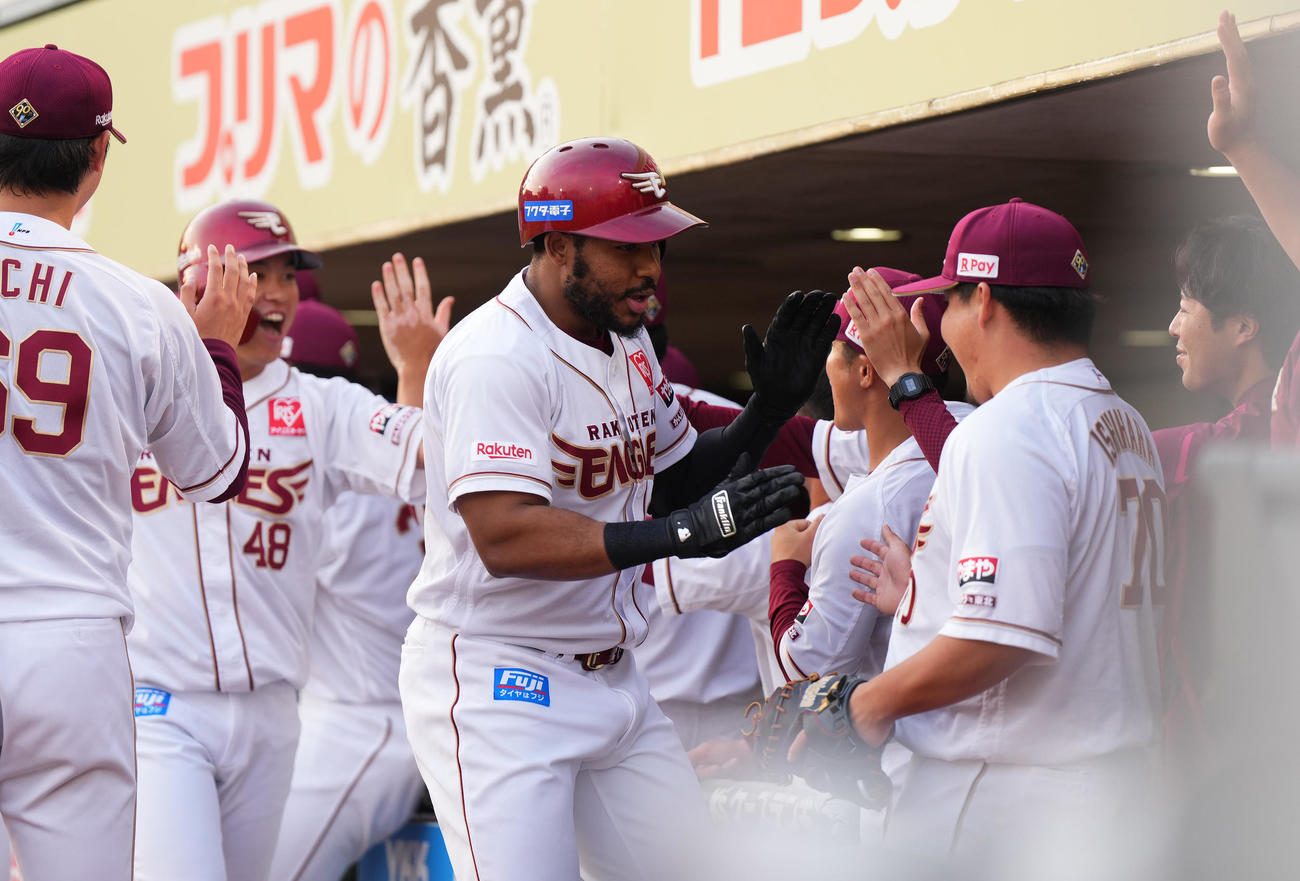 楽天対巨人　1回裏楽天2死二、三塁、左越えに3点本塁打を放ち、ナインに迎えられるフランコ（中央）（撮影・菅敏）