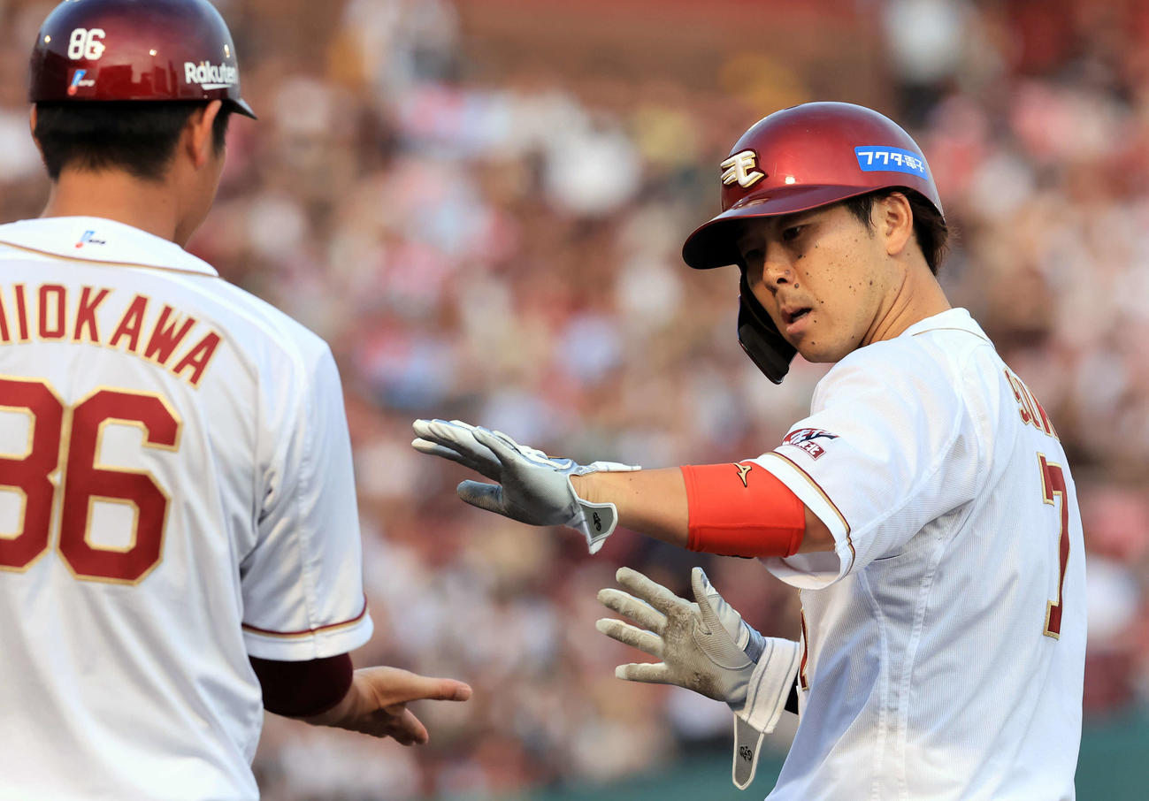 楽天対巨人　1回裏楽天1死三塁、鈴木大は右適時打を放ちハイタッチ（撮影・浅見桂子）