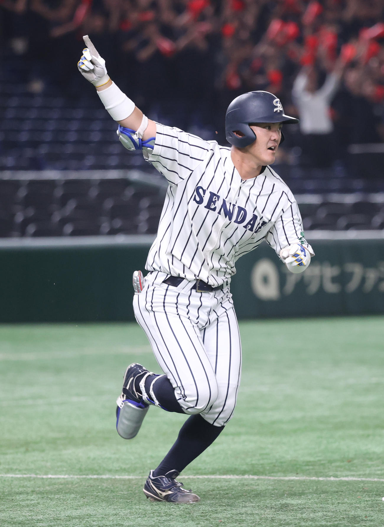 九産大対仙台大　3回裏仙台大1死三塁、平野は右前に適時打を放ちガッツポーズする（撮影・柴田隆二）