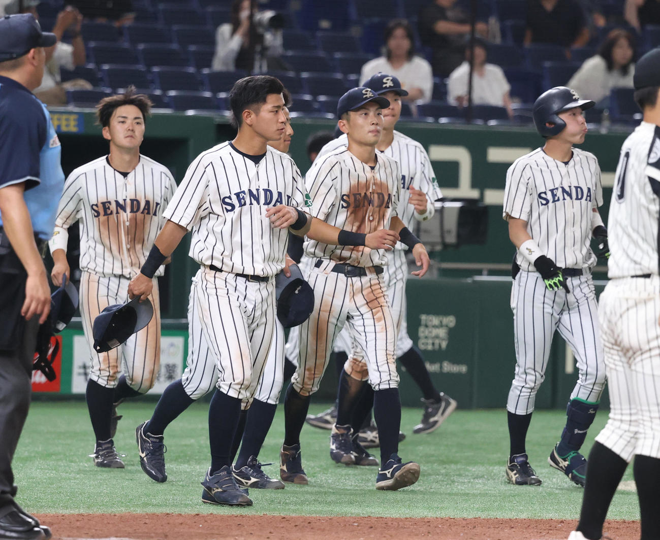 九産大対仙台大　タイブレーク11回で敗れた仙台大ナインはがっくりする（撮影・柴田隆二）