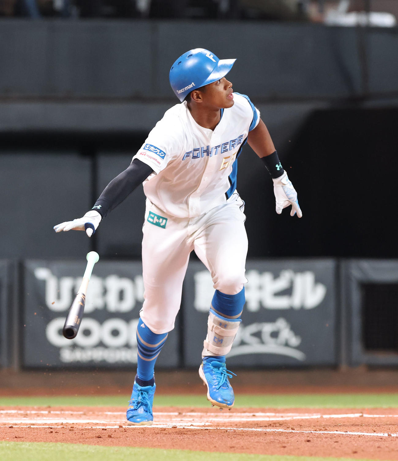 日本ハム対中日　1回裏日本ハム2死二、三塁、万波は左越え3点本塁打を放つ（撮影・佐藤翔太）
