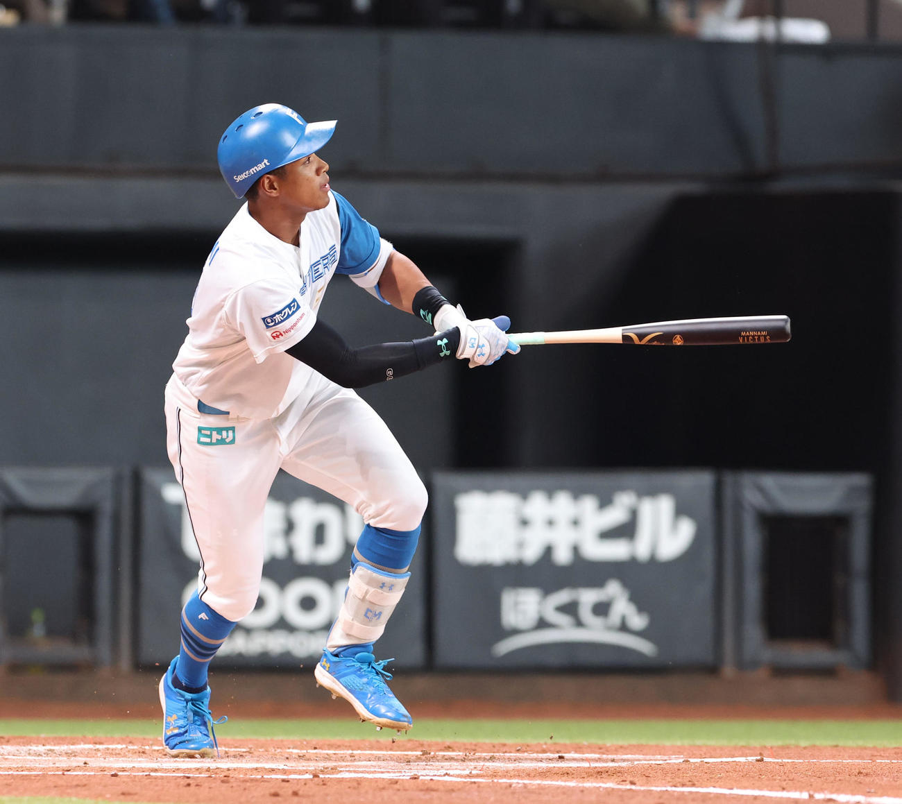 日本ハム対中日　1回裏日本ハム2死二、三塁、万波は左越え3点本塁打を放つ（撮影・佐藤翔太）
