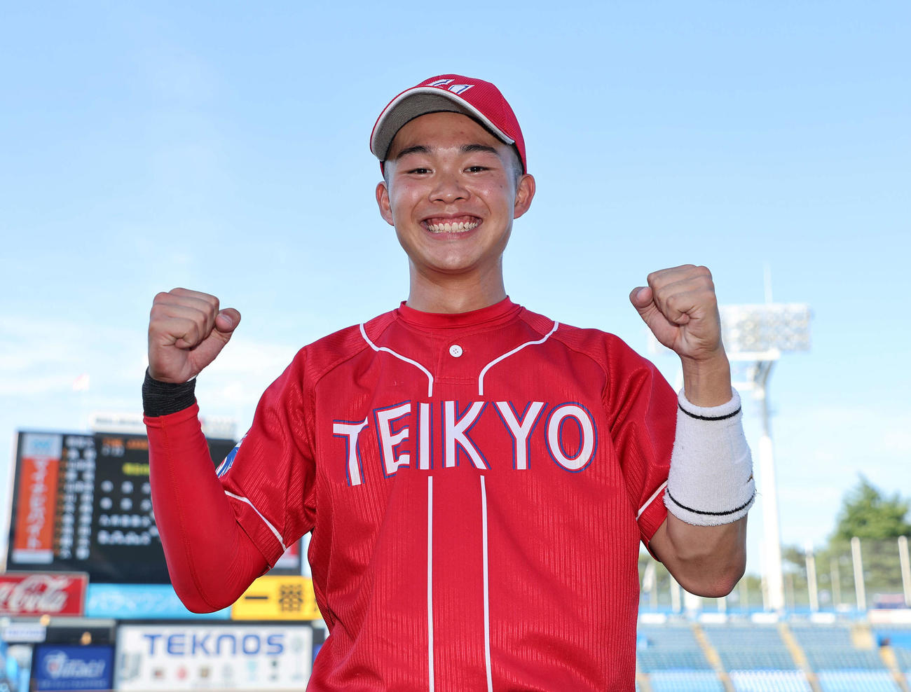 帝京大対関学大　勝利し笑顔でガッツポーズする帝京大・山本涼（撮影・鈴木正人）
