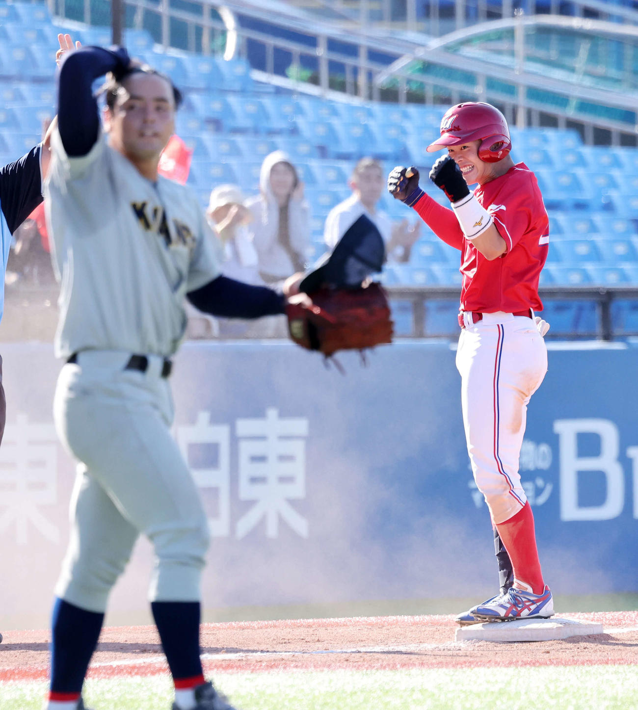 帝京大対関学大　9回表帝京大2死三塁、山本涼（右）は中越え適時三塁打を放ちガッツポーズ、左は関学大・溝口（撮影・鈴木正人）
