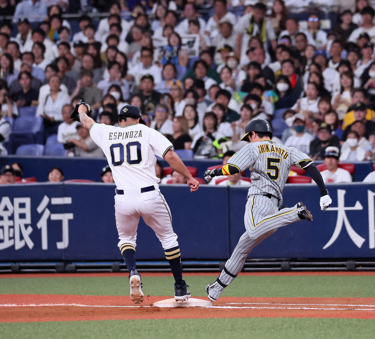 オリックス対阪神　7回表阪神2死、近本は内野安打を放つ。左はカバーに入るエスピノーザ（撮影・加藤哉）
