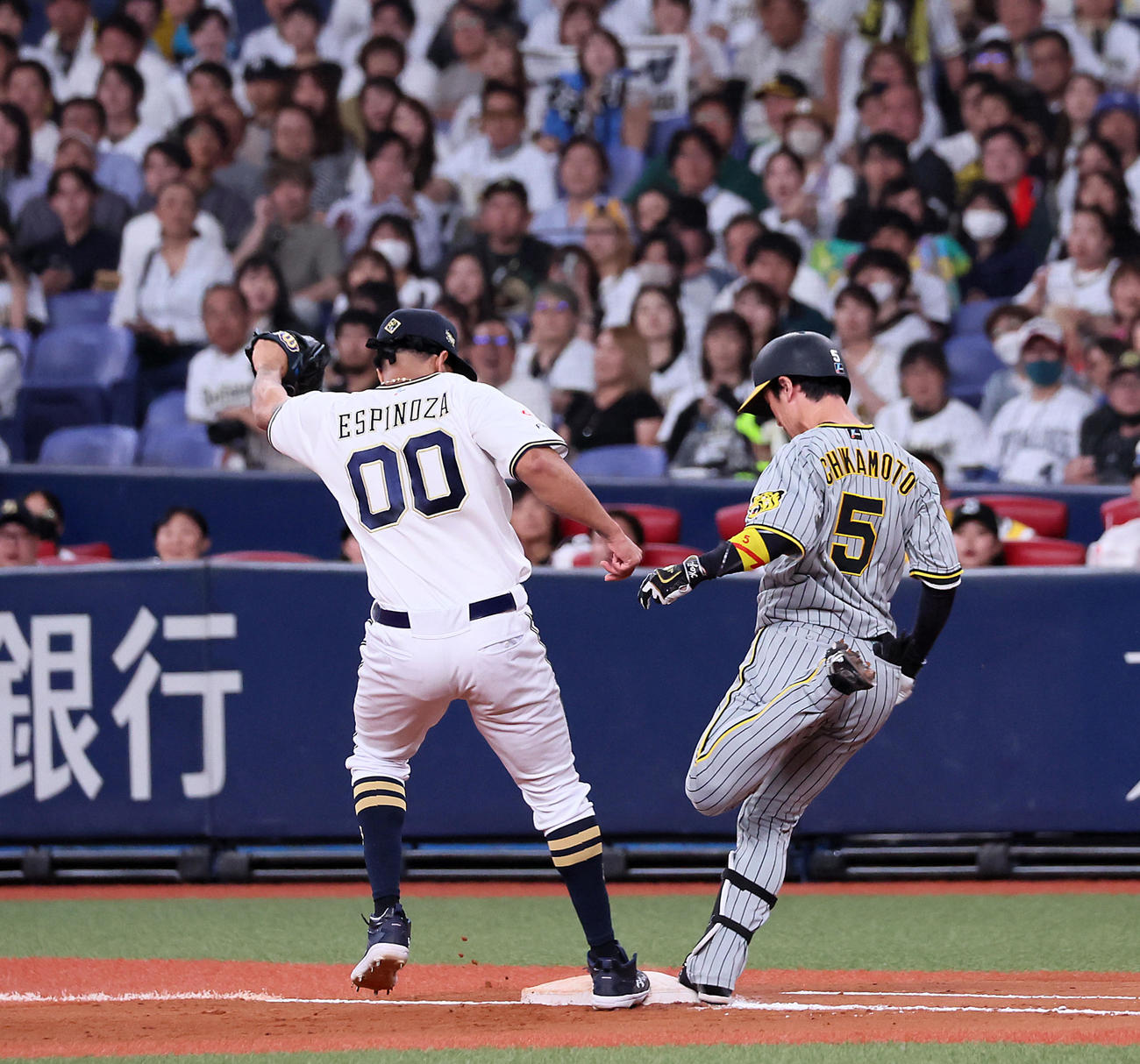 オリックス対阪神　7回表阪神2死、近本は内野安打を放つ。左はカバーに入るエスピノーザ（撮影・加藤哉）