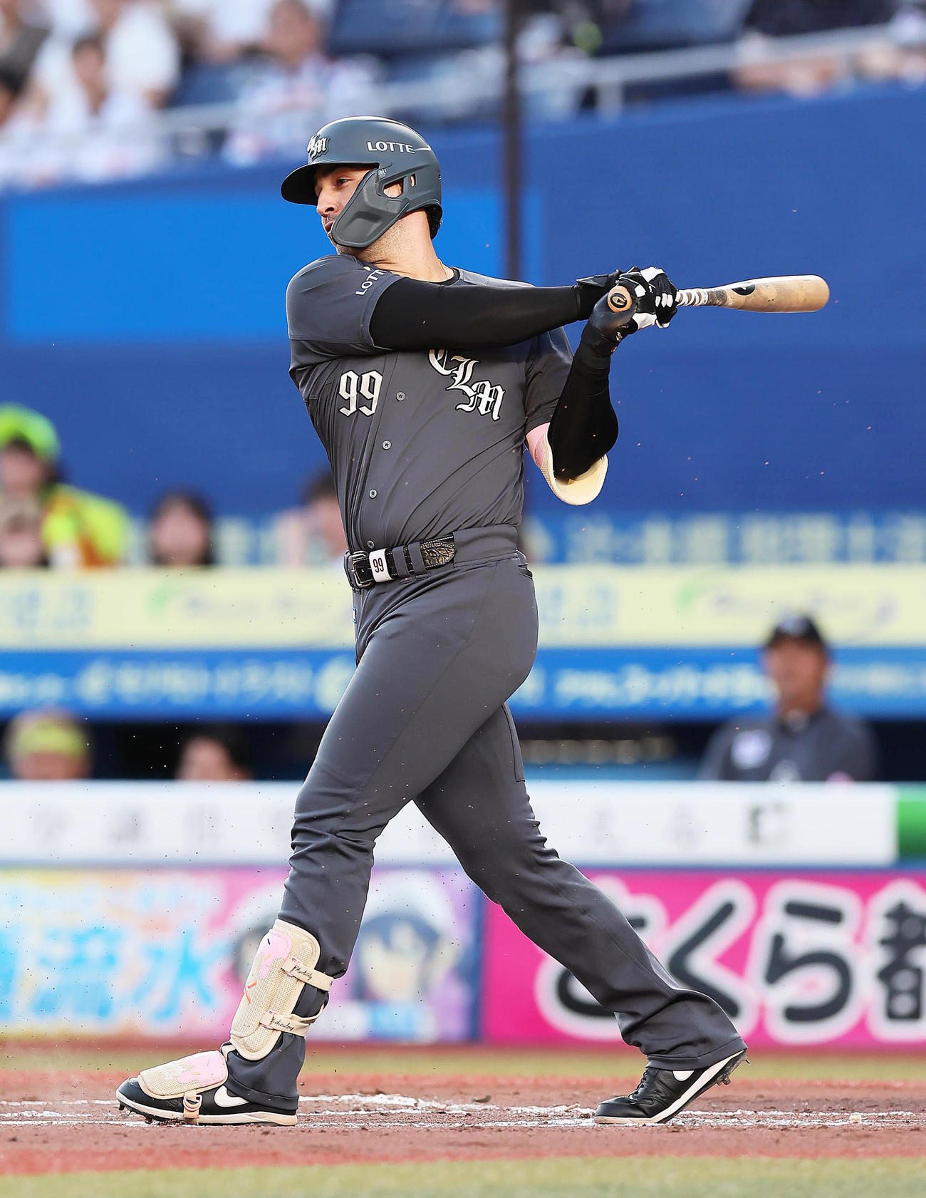 ロッテ対DeNA 1回裏ロッテ1死二、三塁、ソトは内野安打を放ち、相手悪送球を誘い、先制に成功する（撮影・足立雅史）