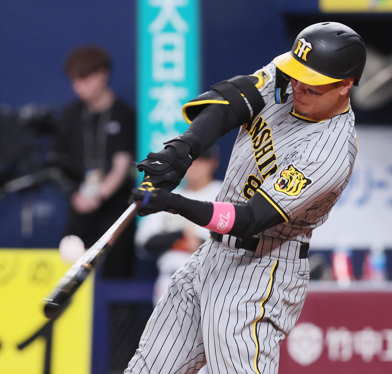 オリックス対阪神　7回表阪神2死満塁、佐藤輝は天井直撃のファウルを打ち上げる（撮影・加藤哉）