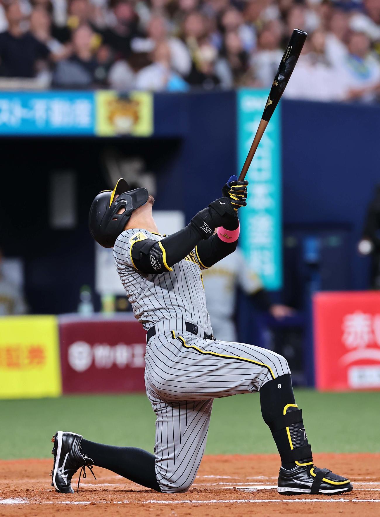 オリックス対阪神　7回表阪神2死満塁、佐藤輝の打球は天井に当たる（撮影・上田博志）