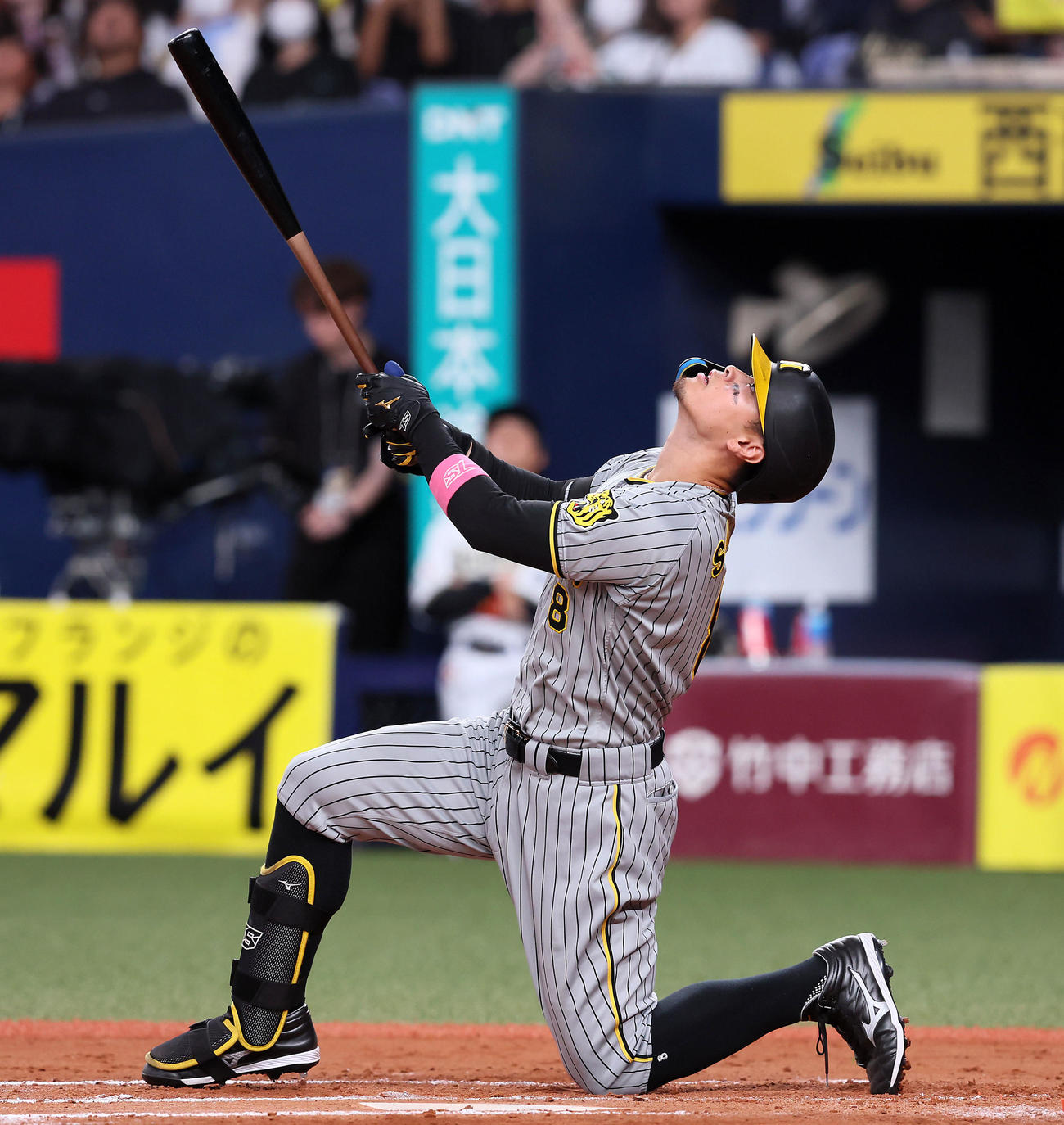 オリックス対阪神　7回表阪神2死満塁、佐藤輝は天井直撃のファウルを打ち上げる（撮影・加藤哉）