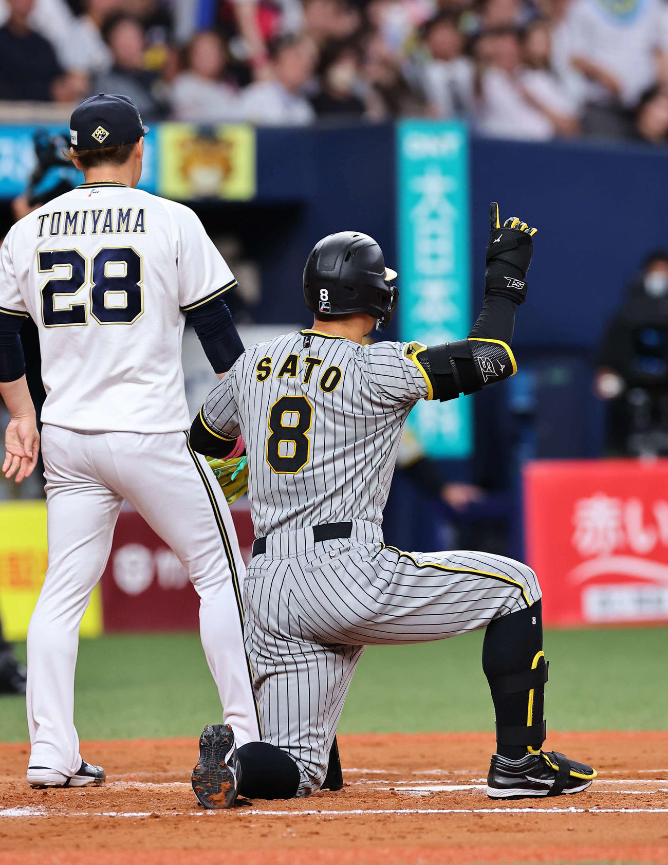 オリックス対阪神　7回表阪神2死満塁、大飛球を放った佐藤輝は天井に当たったとアピールする（撮影・上田博志）