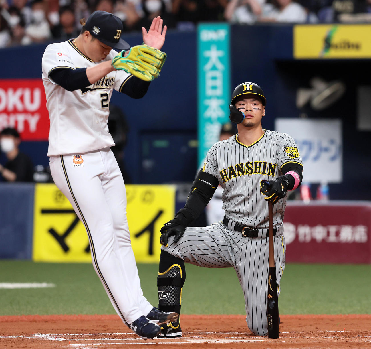 オリックス対阪神　7回表阪神2死満塁、佐藤輝は天井直撃のファウルを打ち上げ、事情がわからない富山はアウトになったと手を叩くが打ち直しとなる（撮影・加藤哉）