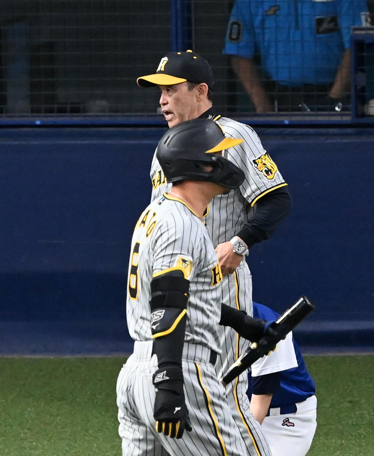 オリックス対阪神　7回、交代を告げる岡田監督。手前は空振り三振に倒れた佐藤輝（撮影・前岡正明）