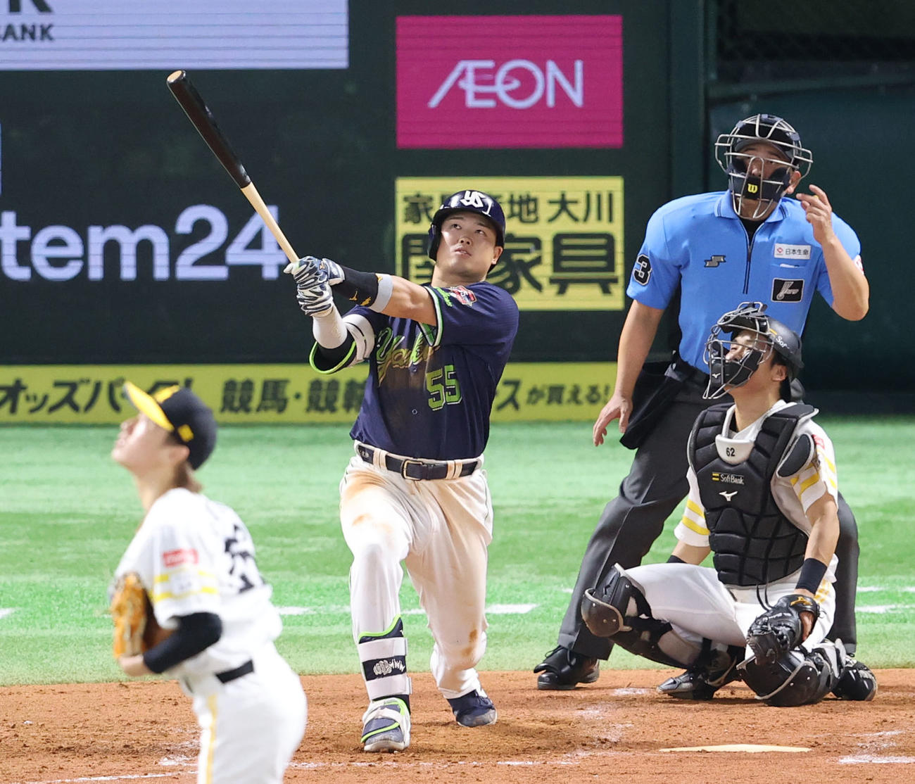 ソフトバンク対ヤクルト　5回表ヤクルト1死一、二塁、村上は右中間に3点本塁打を放つ（撮影・梅根麻紀）