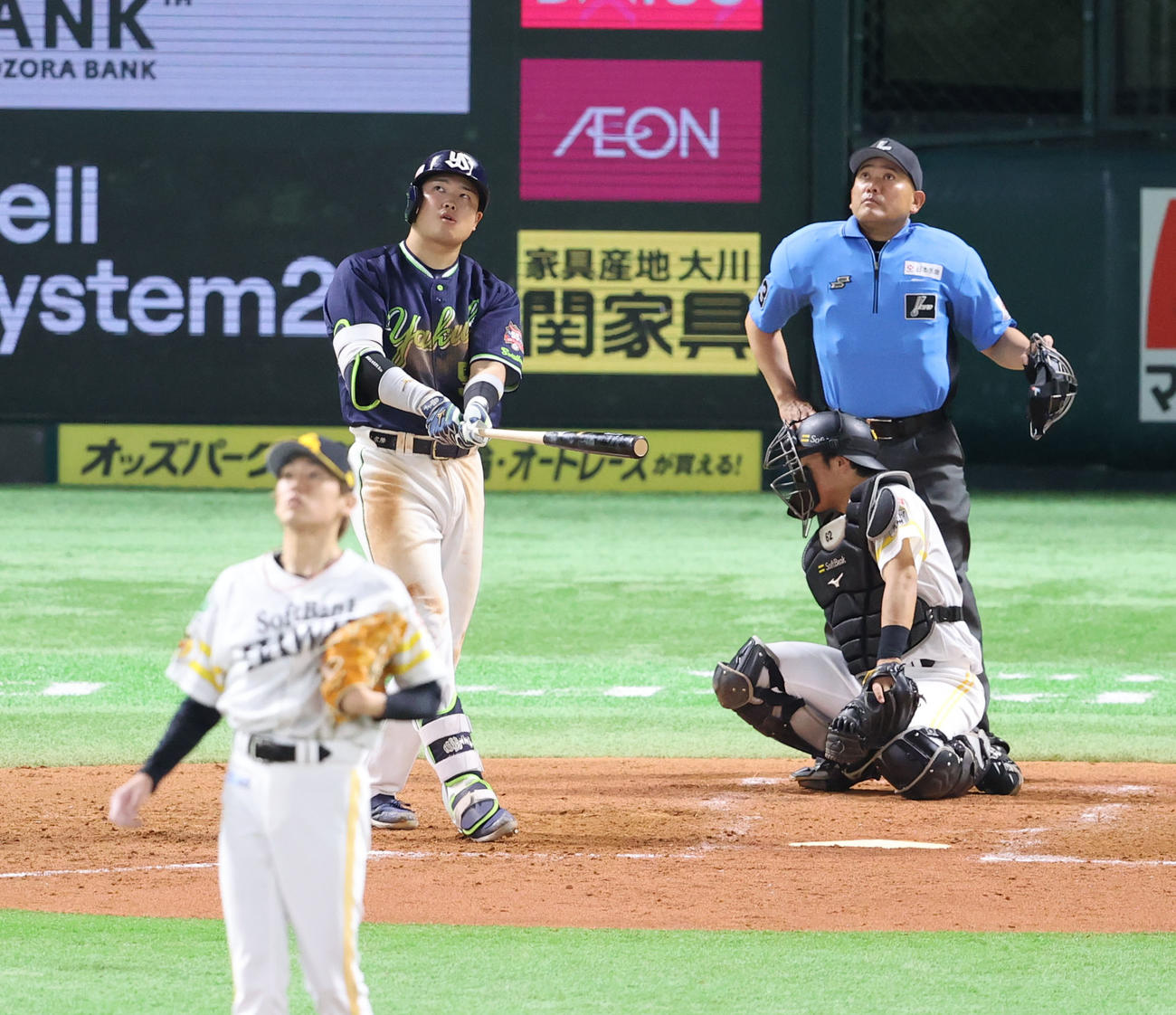 ソフトバンク対ヤクルト　5回表ヤクルト1死一、二塁、村上は右中間に3点本塁打を放つ（撮影・梅根麻紀）