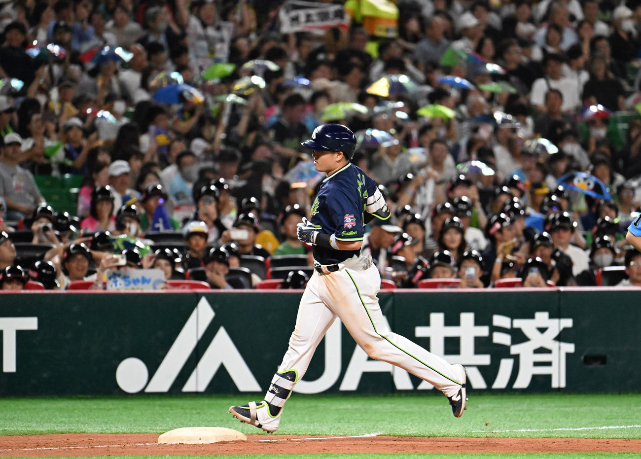 ソフトバンク対ヤクルト　5回表ヤクルト1死一、二塁、村上は3点本塁打を放つ（撮影・林敢治）