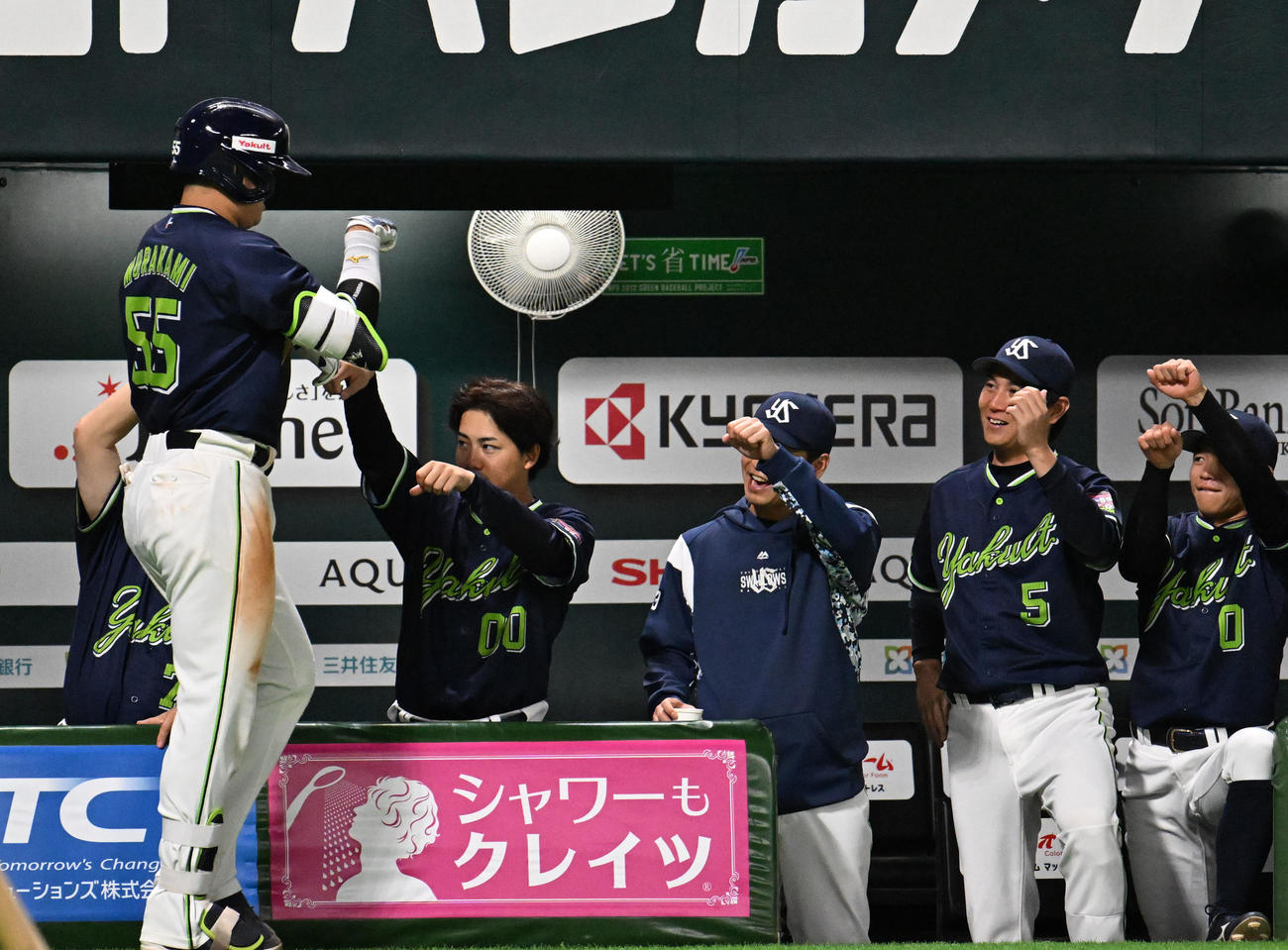 ソフトバンク対ヤクルト　5回表ヤクルト1死一、二塁、村上は3点本塁打を放ちナインから祝福を受ける（撮影・林敢治）
