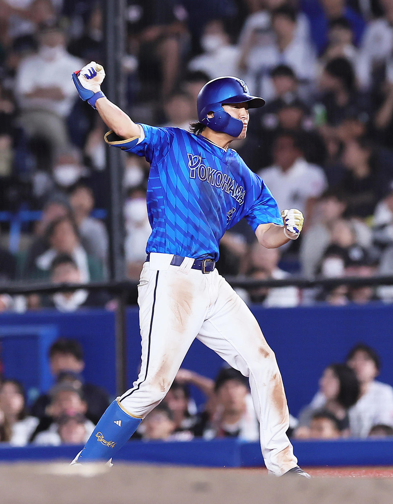 ロッテ対DeNA 6回表DeNA2死一、二塁、度会は適時打を放ちガッツポーズ（撮影・足立雅史）