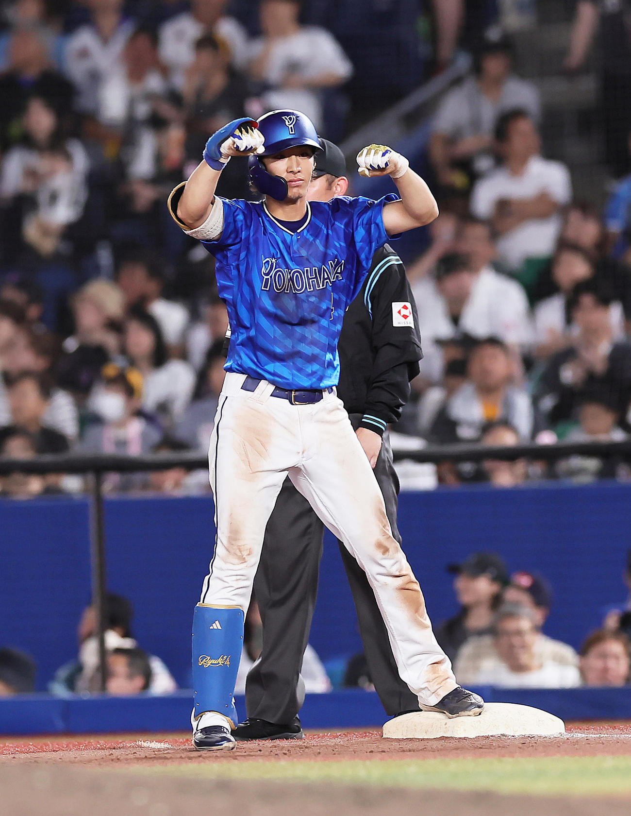 ロッテ対DeNA 6回表DeNA2死一、二塁、度会は適時打を放ちガッツポーズ（撮影・足立雅史）