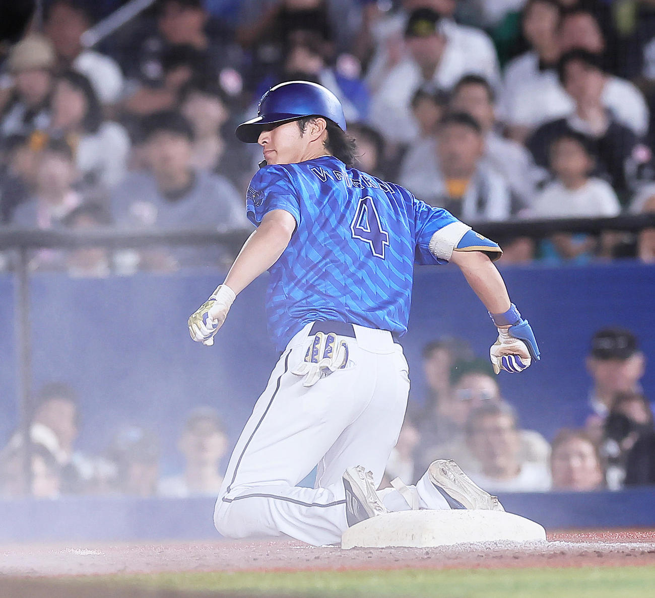 ロッテ対DeNA 5回表DeNA無死、度会は遊撃への打球で一塁ヘッドスライディング、内野安打としガッツポーズ（撮影・足立雅史）